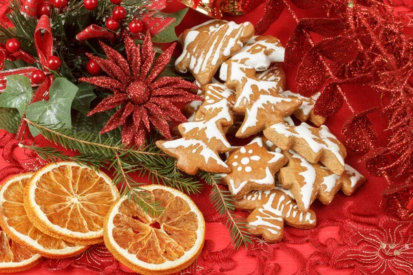 Vánoční pozadí s jehlami. pomerančové řezy a perníky — Stock fotografie