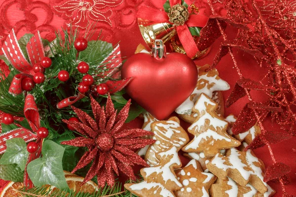 Background with red heart,and gingerbreads — Stock Photo, Image
