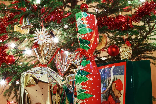 Christmas Tree and Christmas gift boxes — Stock Photo, Image