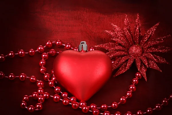 情人节心脏与红色背景上的花 — 图库照片