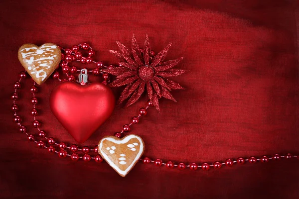 Corazón de San Valentín con flor sobre fondo rojo —  Fotos de Stock