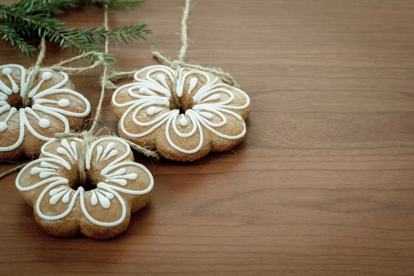 Pepparkakor cookies hänger över trä bakgrund — Stockfoto