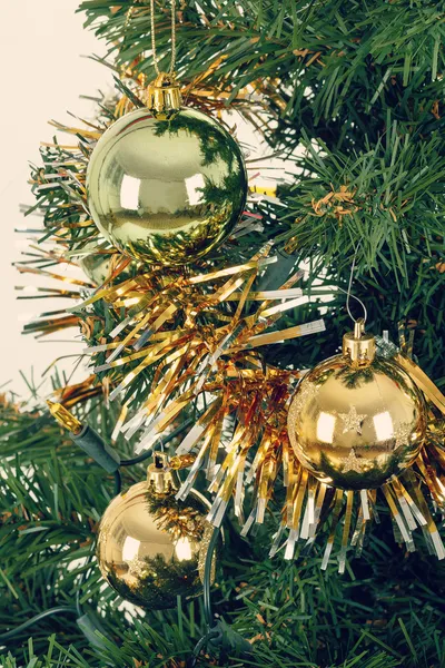 Árvore de Natal decorada com bolas amarelas e verdes — Fotografia de Stock