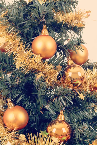 Árbol de Navidad decorado amarillo — Foto de Stock