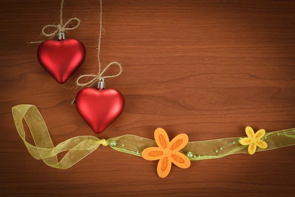 Tavola di legno per messaggio di San Valentino con fiori — Foto Stock