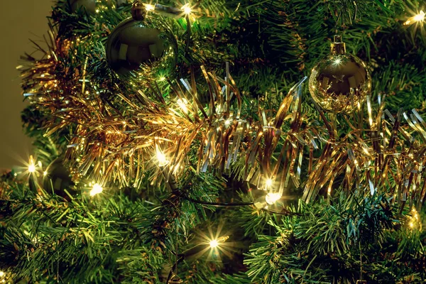 Lumières incandescentes sur un arbre de Noël — Photo