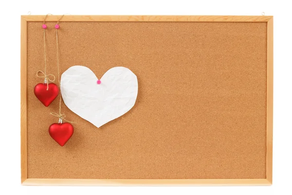 Empty note for heart valentine message on cork board — Stock Photo, Image