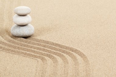 Zen taş kum içinde denge