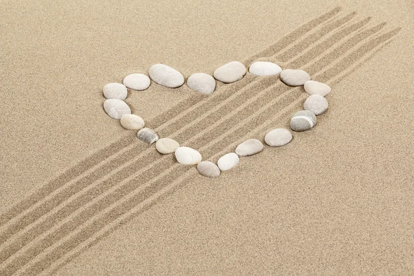 Handgeschriebenes Herz auf Sand mit Muschel — Stockfoto