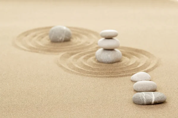 Equilibrio pietre zen in sabbia — Foto Stock