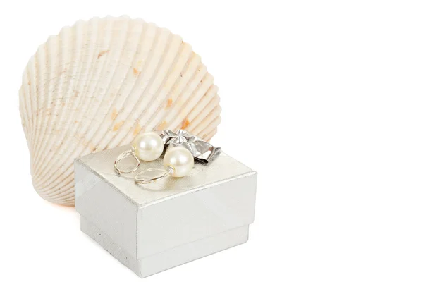 Two pearl earrings, shells and gift box isolated on white — Stock Photo, Image