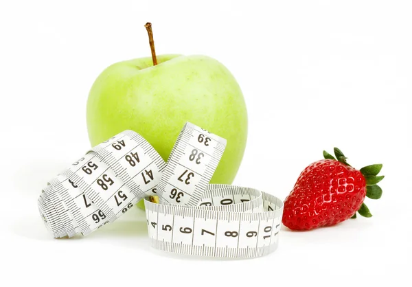 Fita de medição enrolada em torno de uma maçã verde e morango como um símbolo da dieta — Fotografia de Stock