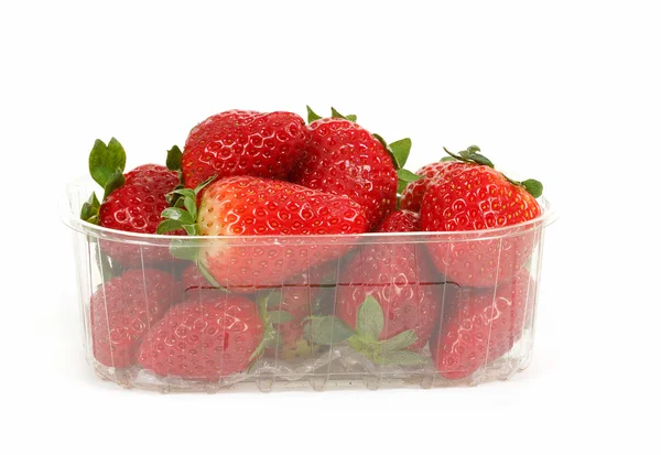 Frische Erdbeeren in Schachtel auf weiß — Stockfoto