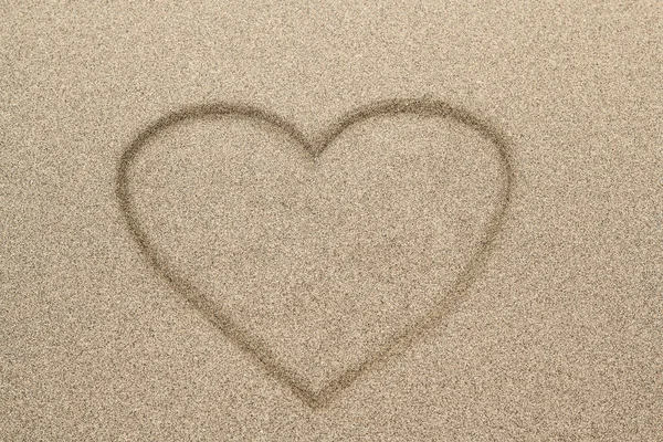 Hart vorm symbool in zand getrokken — Stockfoto