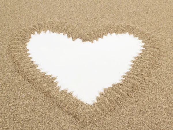 Форма серця намальована в піску з білим простором для тексту — стокове фото
