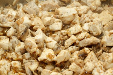 Mantarlı tavuk pişirme