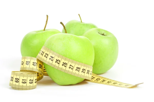 Yeşil elma ve beyaz arka plan üzerinde izole ölçüm bandı — Stok fotoğraf