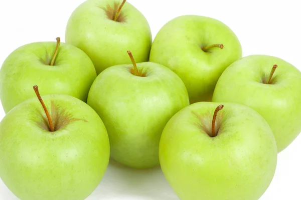 Beyaz bir arka plan üzerinde izole yedi yeşil elma — Stok fotoğraf