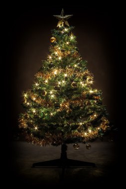 Sarı ve yeşil toplar ile Noel ağacı süslü