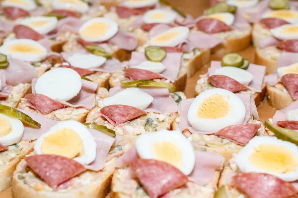 Panino fatto in casa con uova e salsiccia — Foto Stock