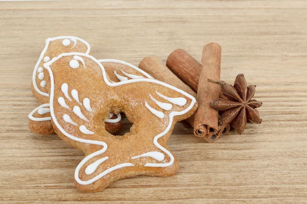 Peperkoek cookies vogels met steranijs en kaneel — Stockfoto