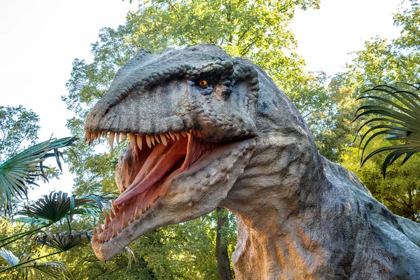 Büyük tyranosaurus model rex orman — Stok fotoğraf
