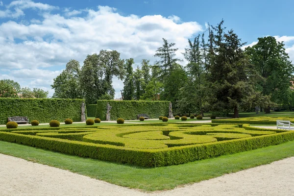 Jardim no famoso castelo barroco Jaromerice nad Rokytnou — Fotografia de Stock