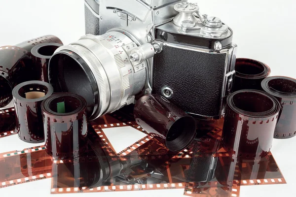 Fotocamera reflex vintage analogica e pellicole negative a colori — Foto Stock