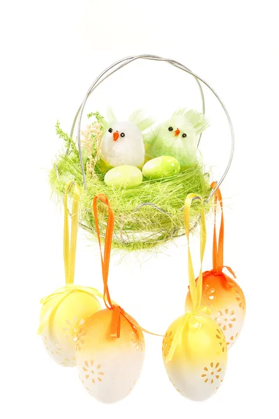 Decoración de Pascua con huevos de colores y aves — Foto de Stock