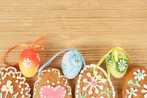 Húsvéti gingerbreads és festett tojás — Stock Fotó