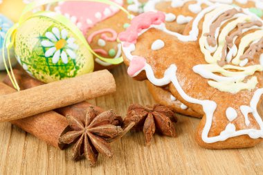 Paskalya gingerbreads ve boyalı yumurta