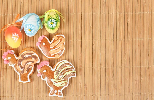 Easter gingerbreads and painted egg — Stock Photo, Image