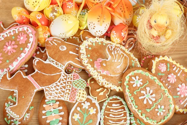 Recogida de panes de jengibre y huevos de Pascua —  Fotos de Stock