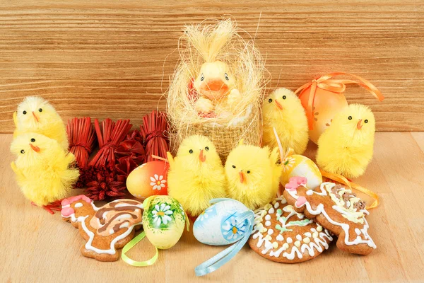 Húsvéti dekoráció, a mézeskalács, a csirke és a festett tojás — Stock Fotó