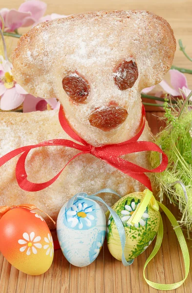 Cordero de Pascua con huevos pintados — Foto de Stock