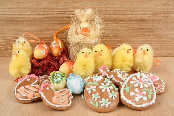 Húsvéti dekoráció, gyömbér kenyér, csirke és festett tojások — Stock Fotó