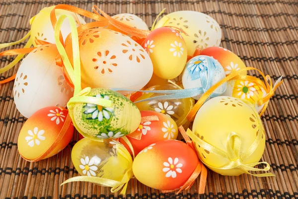 Uova di Pasqua di colore lucente con inchini — Foto Stock