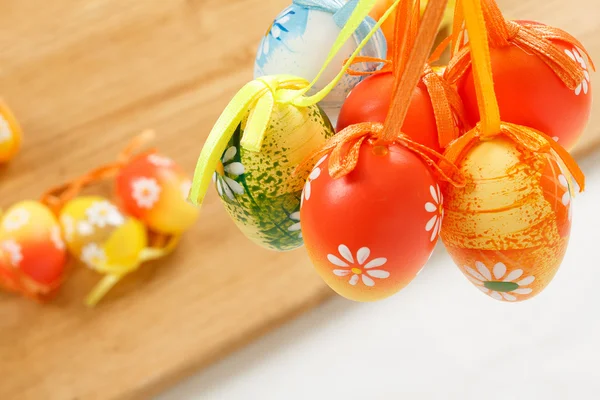 Повішені яскраві кольорові великодні яйця — стокове фото