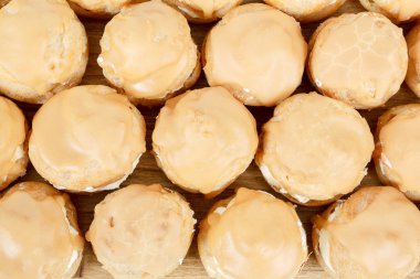 Masa üzerinde ev yapımı çok tatlı şeker kek