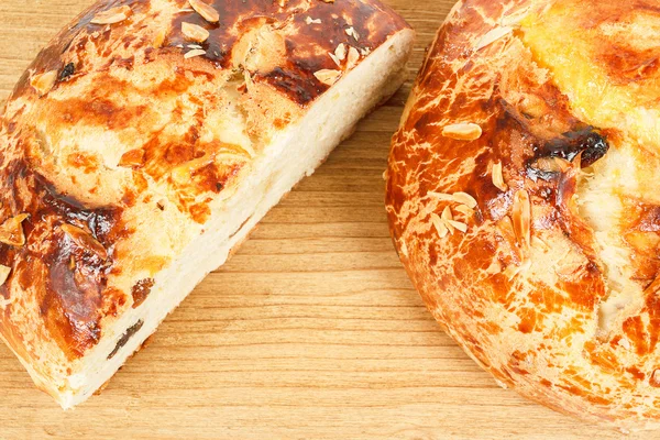 Típico pastel de Pascua casero checo con almendras en el escritorio —  Fotos de Stock