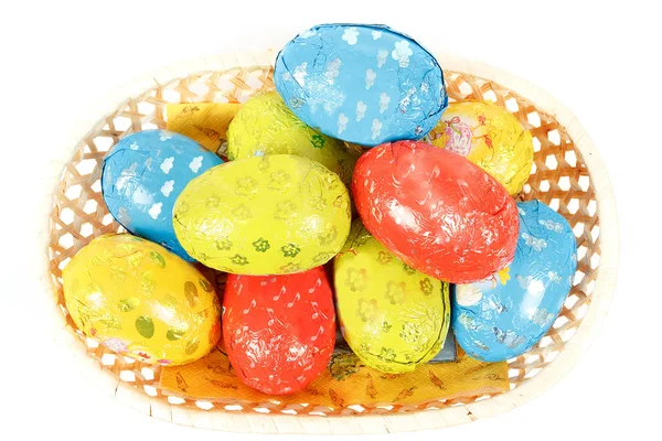 Ovos de chocolate de Páscoa em uma cesta — Fotografia de Stock