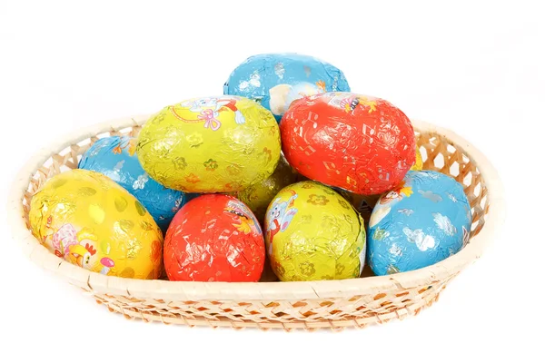 Пасхальные шоколадные яйца в корзине — стоковое фото