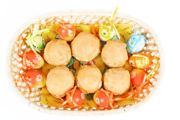 Paskalya yumurtaları ve ev yapımı tatlı kek sepeti — Stok fotoğraf