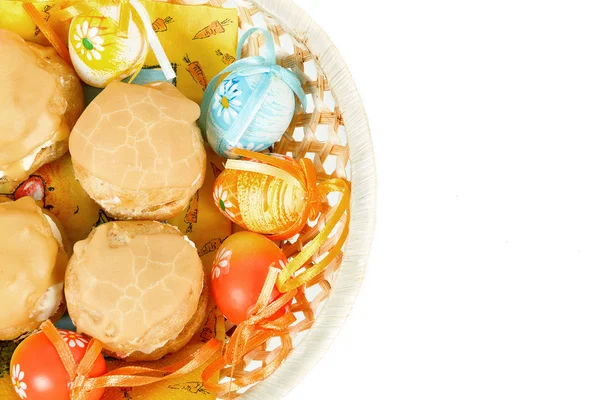 Easter eggs and homemade sweet cakes in basket — Stock Photo, Image