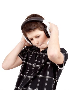 kulaklıklar müzik dinlerken mutlu genç bir çocuk portresi