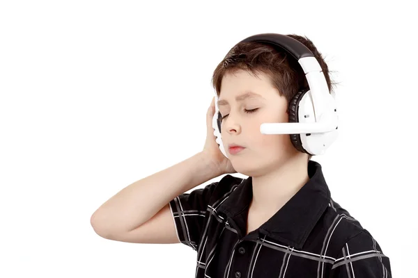 Portret van een gelukkige jongen luisteren naar muziek op hoofdtelefoon — Stockfoto