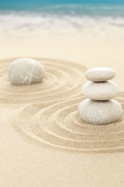 kum Zen taşlarla arka planda deniz denge