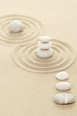 Zen taş kum içinde denge