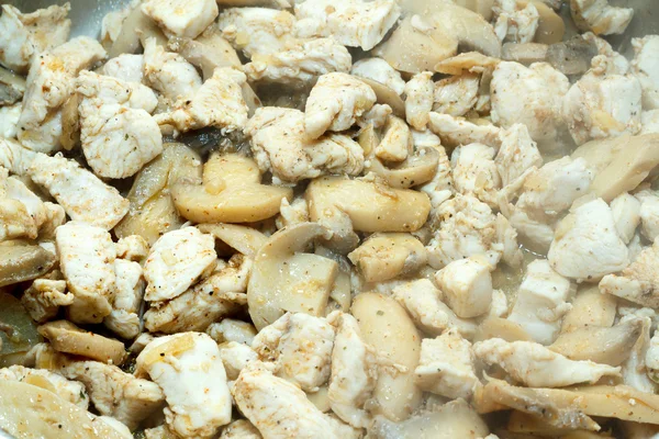 Cucinare pollo arrosto con funghi — Foto Stock