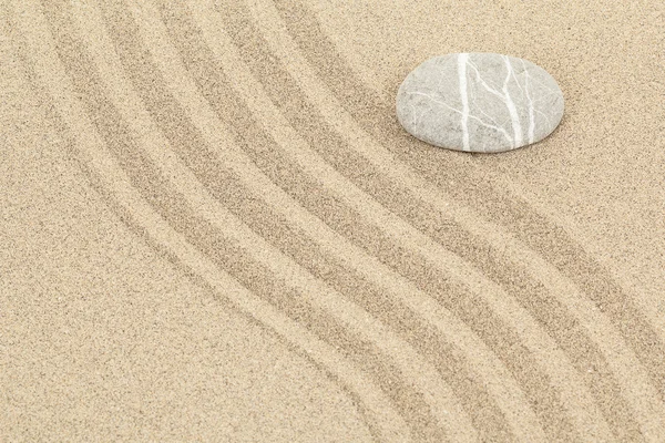 Камінь дзен у піску — стокове фото